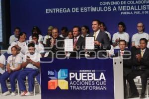 PREMIAN A DEPORTISTAS POBLANOS