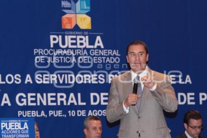 ENTREGAN ESTIMULOS A SERVIDORES PUBLICOS