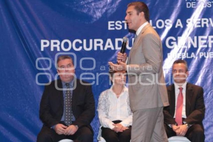 ENTREGAN ESTIMULOS A SERVIDORES PUBLICOS