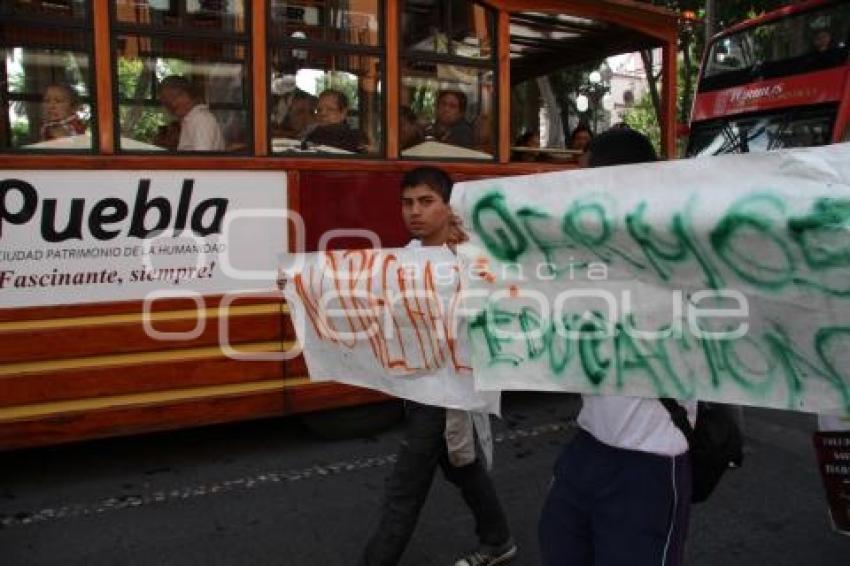 MARCHAN ESTUDIANTES RECHAZADOS DE LA BUAP