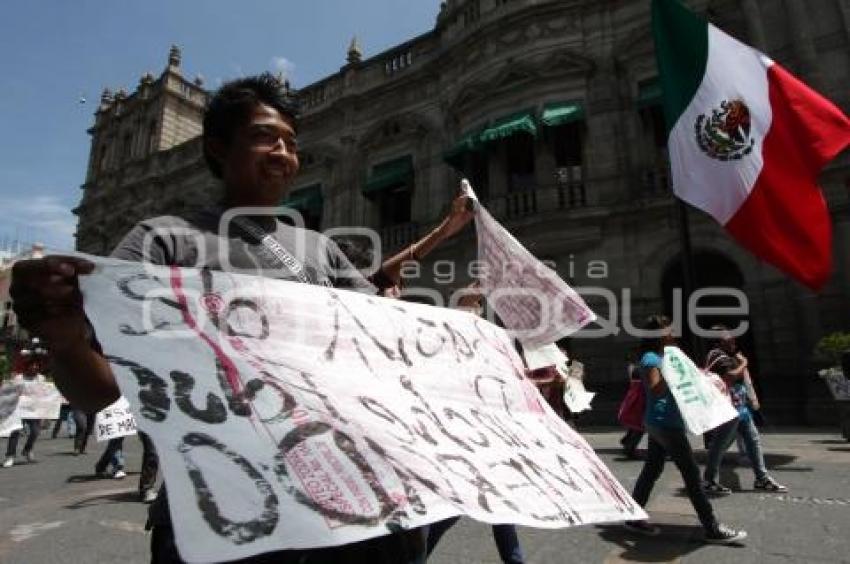 MARCHAN ESTUDIANTES RECHAZADOS DE LA BUAP