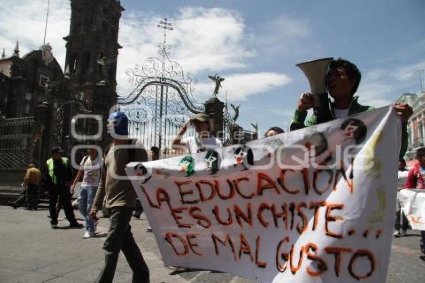 MARCHAN ESTUDIANTES RECHAZADOS DE LA BUAP