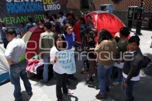 REALIZAN PLANTÓN JÓVENES RECHAZADOS BUAP