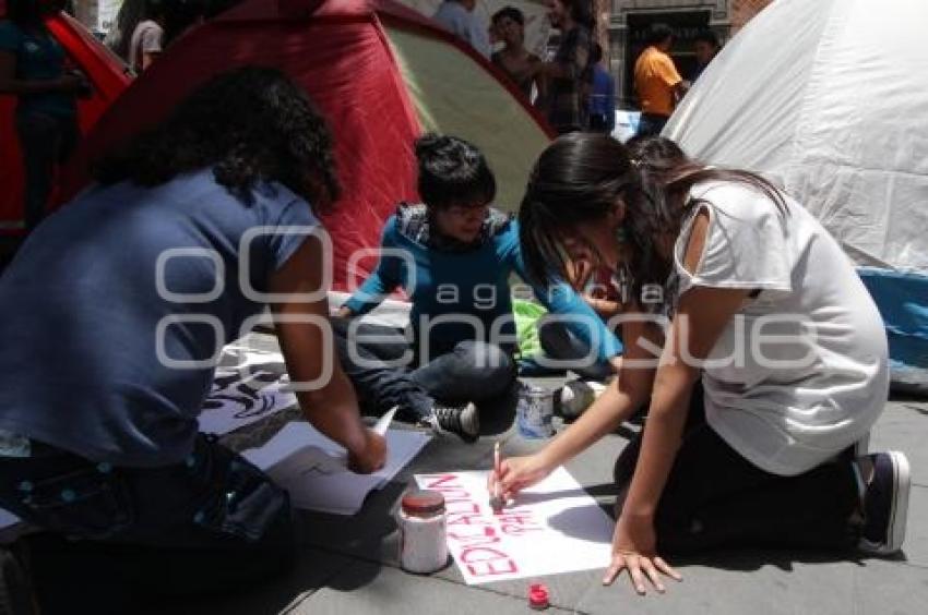 REALIZAN PLANTÓN JÓVENES RECHAZADOS BUAP