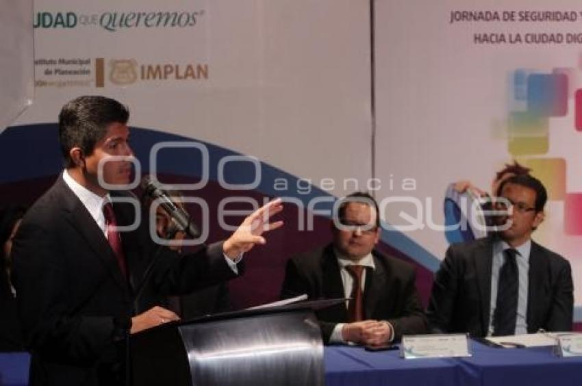 FIRMAN CONVENIO AYUNTAMIENTO Y MICROSOFT