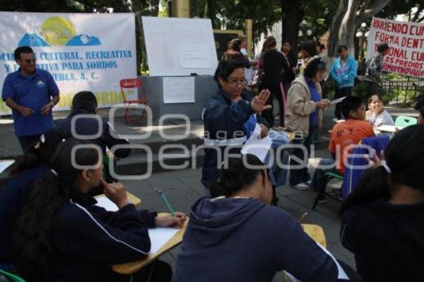 ESCUELA DE SORDOS CONTINÚA EN EL ZÓCALO