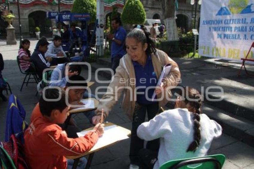 ESCUELA DE SORDOS CONTINÚA EN EL ZÓCALO