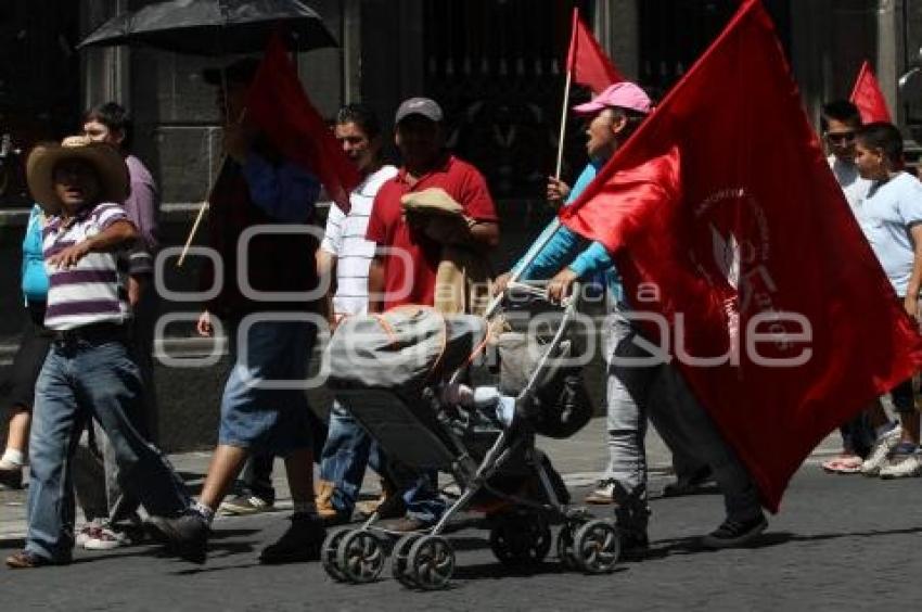 MARCHAN PAYASOS Y ANTORCHISTAS