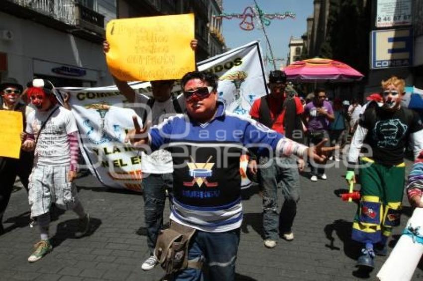 MANIFESTACION PAYASOS Y ANTORCHISTAS