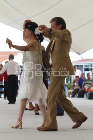 ADULTOS MAYORES BAILAN DANZON