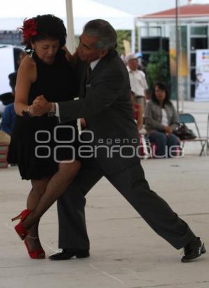 ADULTOS MAYORES BAILAN DANZON