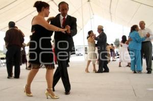 ADULTOS MAYORES BAILAN DANZON