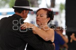 ADULTOS MAYORES BAILAN DANZON