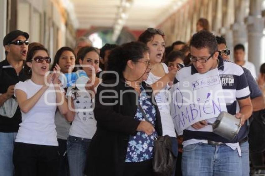 MANIFESTACIÓN . CACEROLAZO