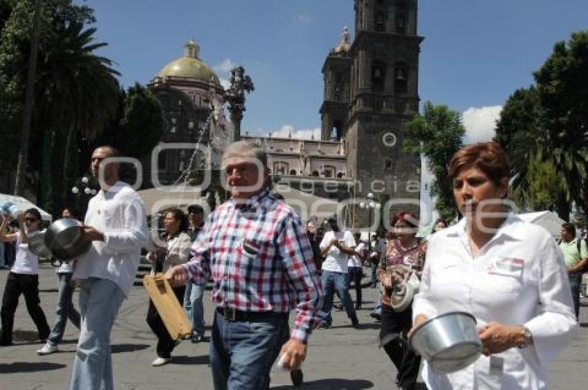 MANIFESTACIÓN . CACEROLAZO