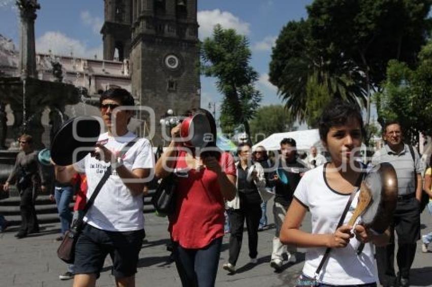 MANIFESTACIÓN . CACEROLAZO