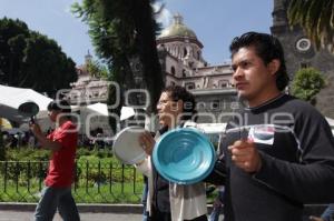 MANIFESTACIÓN . CACEROLAZO