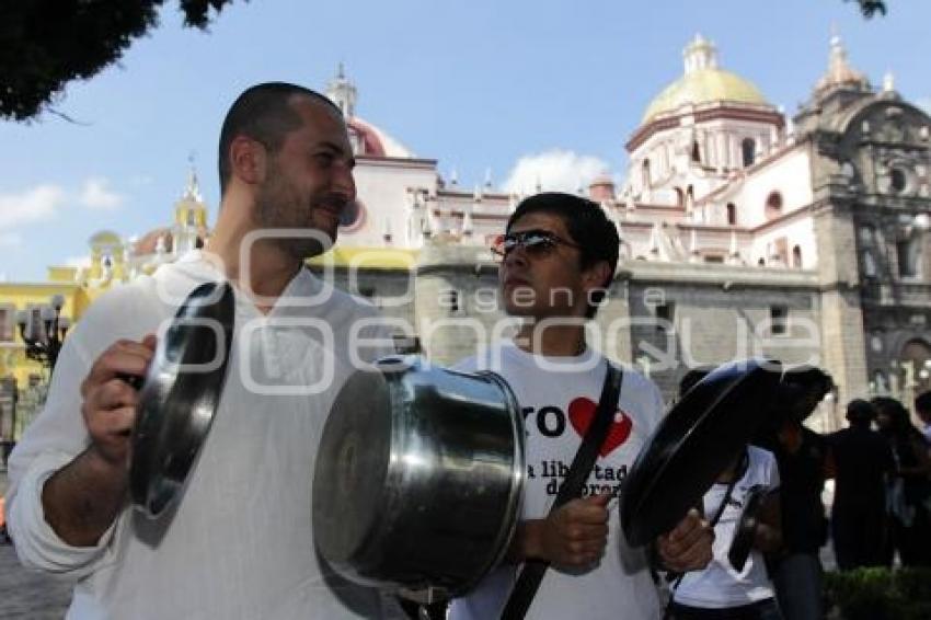 MANIFESTACIÓN . CACEROLAZO