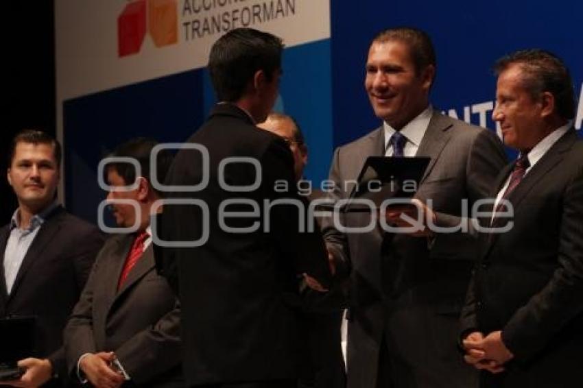 ENTREGAN COMPUTADORAS A PROMEDIOS DESTACADOS