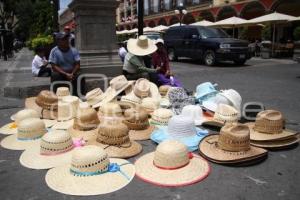 COMERCIANTES AMBULANTES EN EL ZOCALO DE PUEBLA.