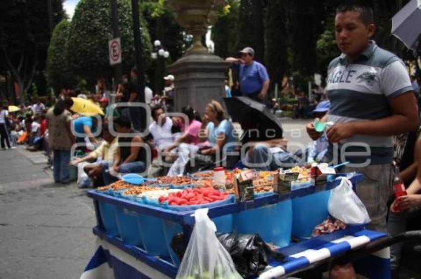 COMERCIANTES AMBULANTES EN EL ZOCALO DE PUEBLA.