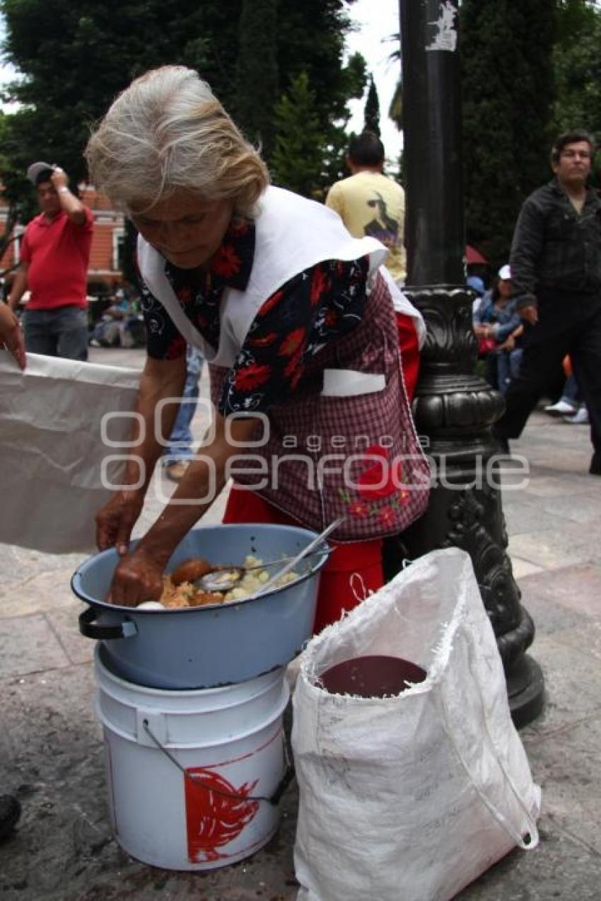 COMERCIANTES AMBULANTES EN EL ZOCALO DE PUEBLA.