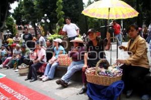 COMERCIANTES AMBULANTES EN EL ZOCALO DE PUEBLA.