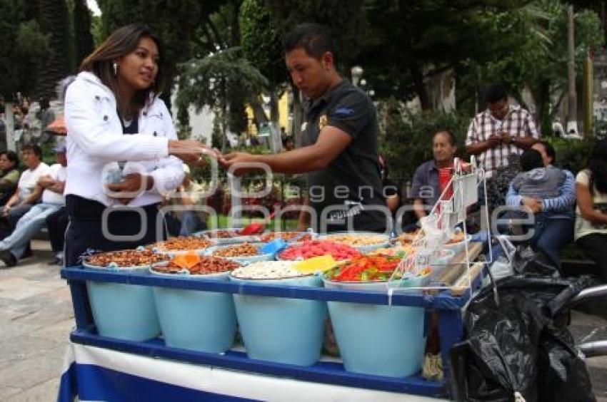 COMERCIANTES AMBULANTES EN EL ZOCALO DE PUEBLA.