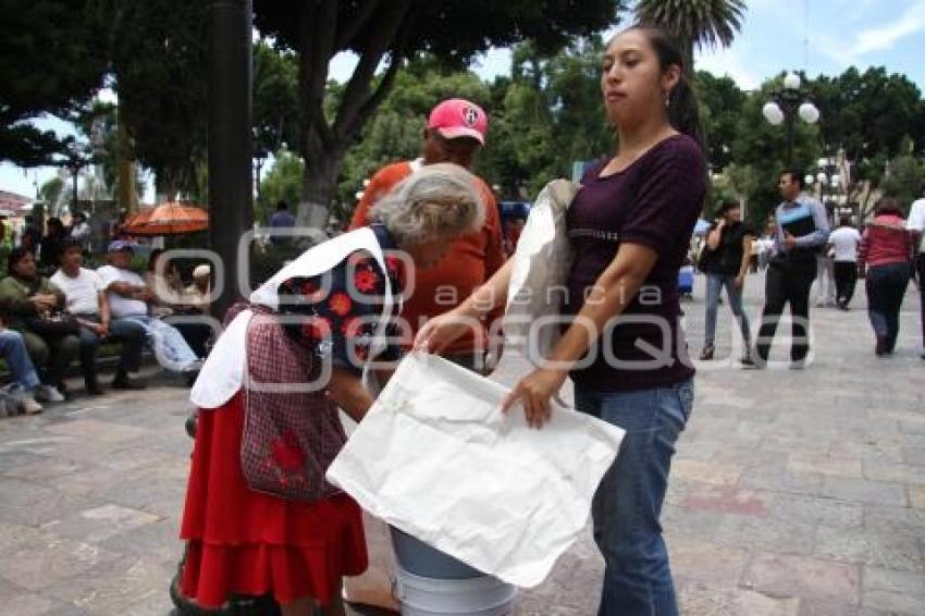 COMERCIANTES AMBULANTES EN EL ZOCALO DE PUEBLA.