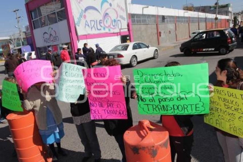 MANIFESTACIÓN . BACHES