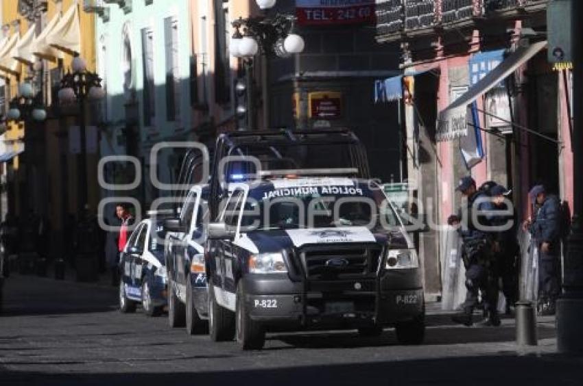 POLICIAS MUNICIPALES RESGUARDAN EL ZOCALO ANTE PRESENCIA DE MANIFESTANTES