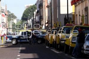 POLICIAS MUNICIPALES RESGUARDAN EL ZOCALO ANTE PRESENCIA DE MANIFESTANTES