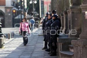 POLICIAS MUNICIPALES RESGUARDAN EL ZOCALO ANTE PRESENCIA DE MANIFESTANTES