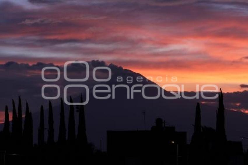 ATARDECER . VOLCÁN