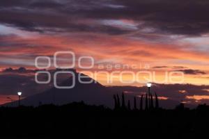 ATARDECER . VOLCÁN