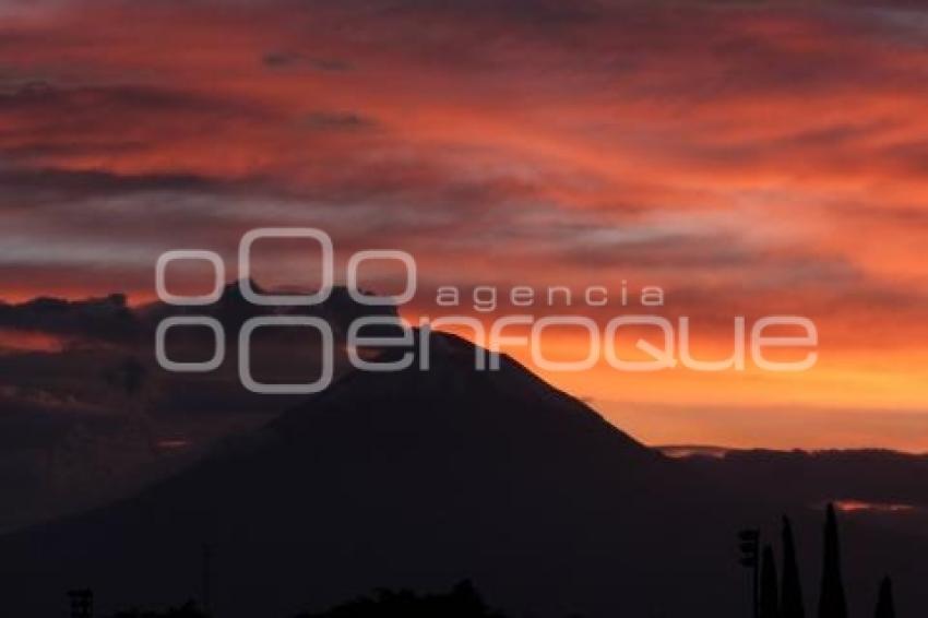 ATARDECER . VOLCÁN