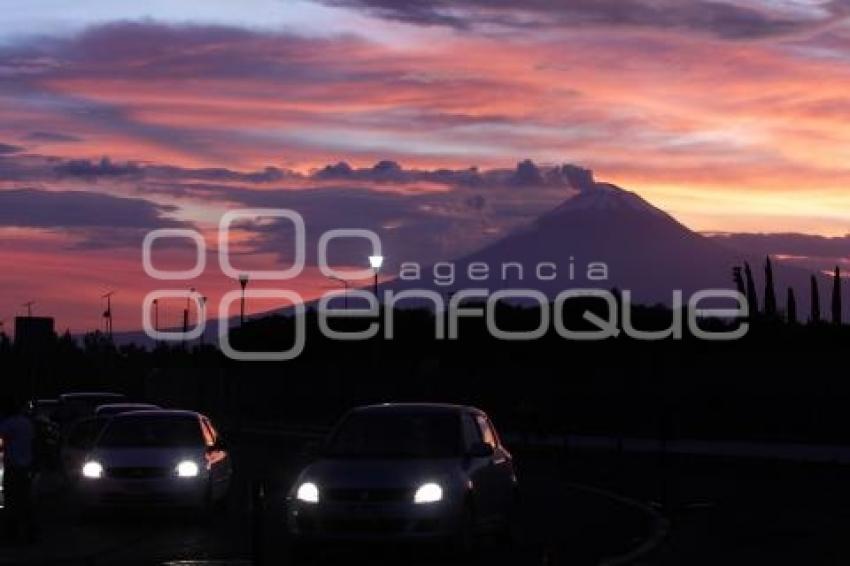 ATARDECER . VOLCÁN