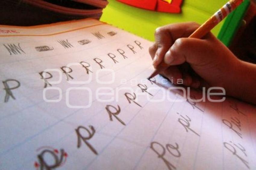 NIÑA APRENDE A ESCRIBIR