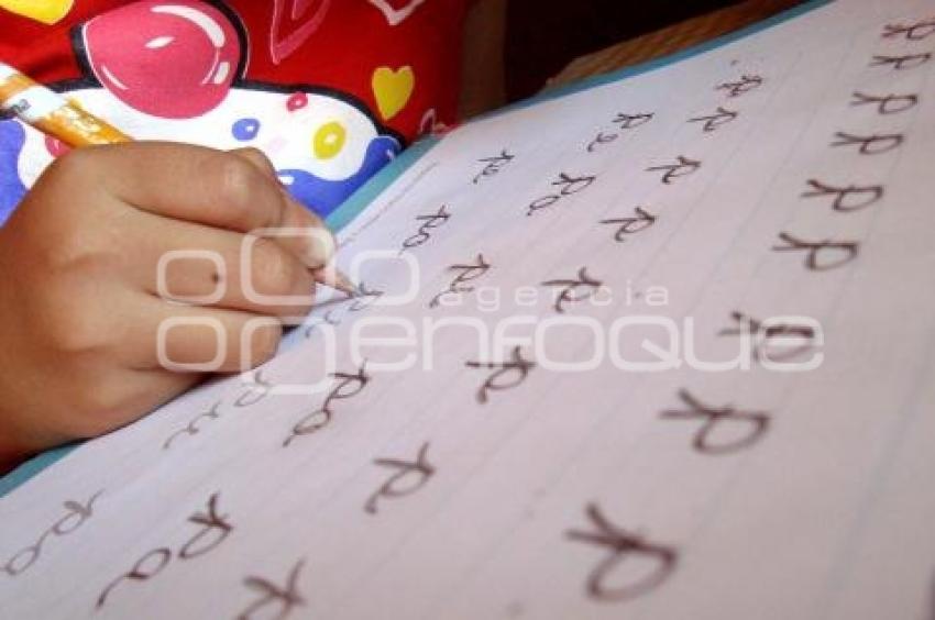 NIÑA APRENDE A ESCRIBIR