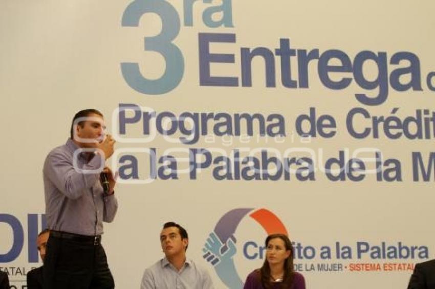 ENTREGA CRÉDITO A LA PALABRA DE LA MUJER