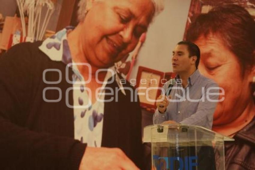 ENTREGA CRÉDITO A LA PALABRA DE LA MUJER