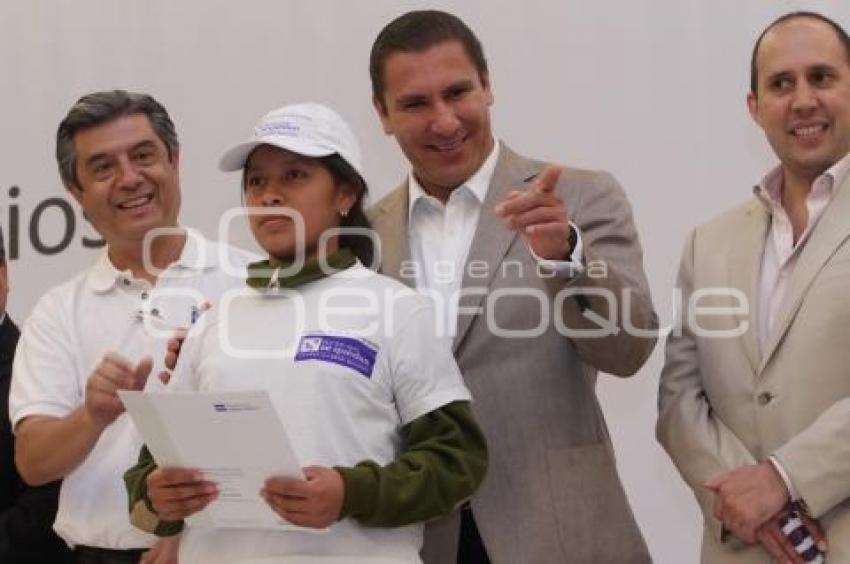 ENTREGA BECAS GRUPO BBVA BANCOMER Y GOBIERNO ESTATAL