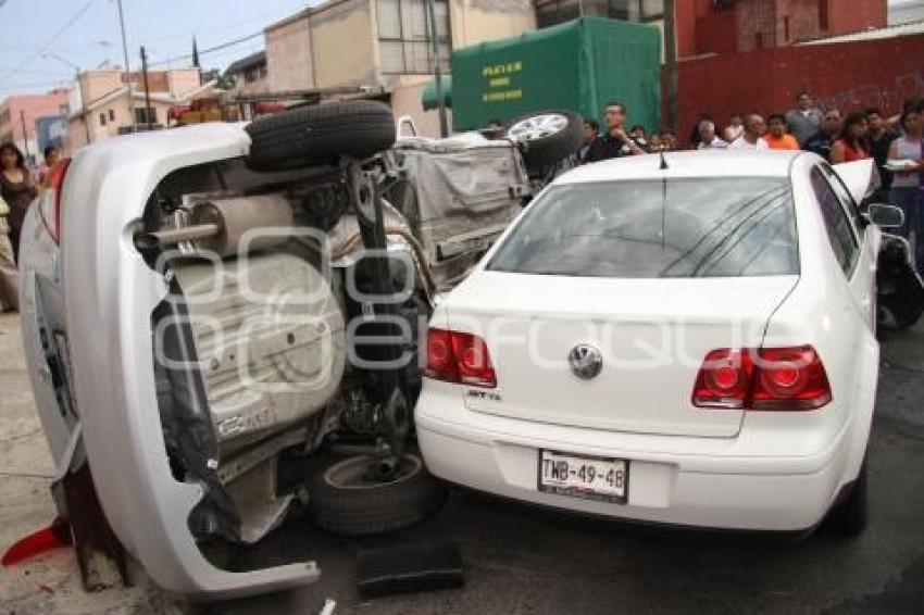VOLCADURA EN LA 14 SUR Y 17 ORIENTE