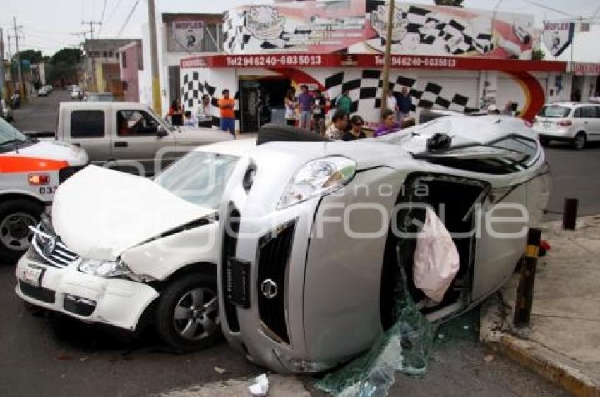 VOLCADURA EN LA 14 SUR Y 17 ORIENTE