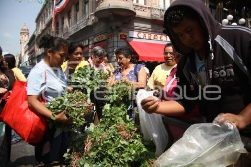 PRODUCTORES VENDEN EN EL ZÓCALO DE LA CIUDAD