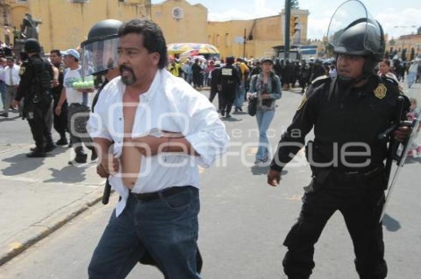 DESALOJA POLICIA ESTATAL MANIFESTANTES DEL BULEVAR