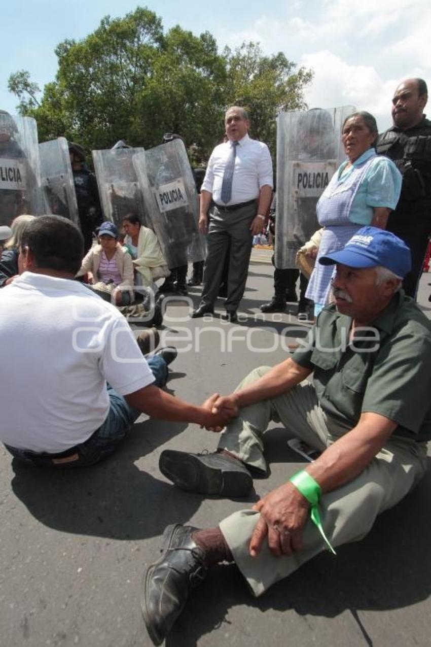 DESALOJA POLICIA ESTATAL MANIFESTANTES DEL BULEVAR