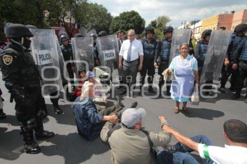 DESALOJA POLICIA ESTATAL MANIFESTANTES DEL BULEVAR