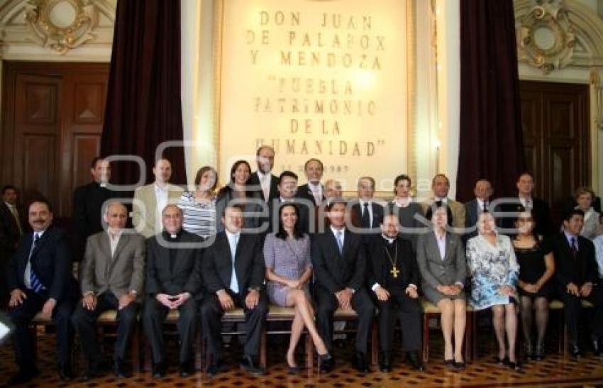 DEVELACION DE LETRAS EN ORO DE JUAN DE PALAFOX Y MENDOZA.