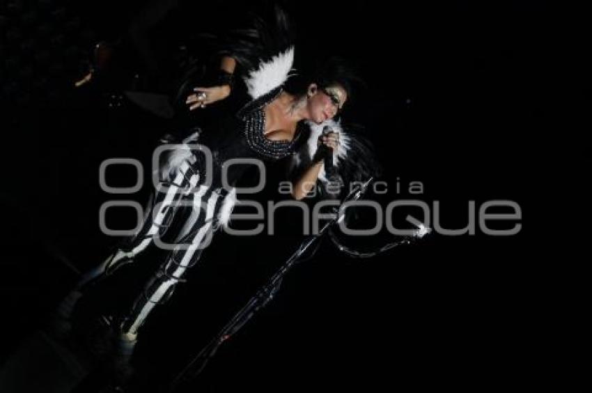 ALEJANDRA GUZMÁN CON MODERATTO